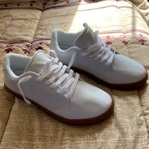 Women’s brand new white size 8W comfortview sneakers